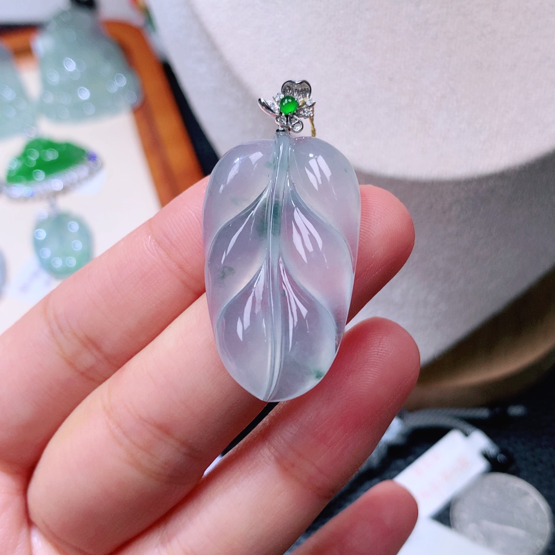 颈饰18K金镶嵌翡翠叶子