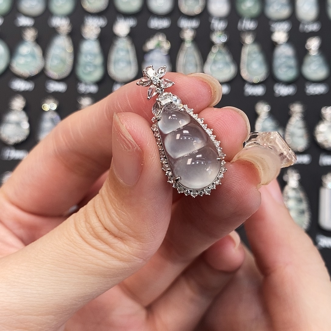 翡翠18K金镶嵌颈饰