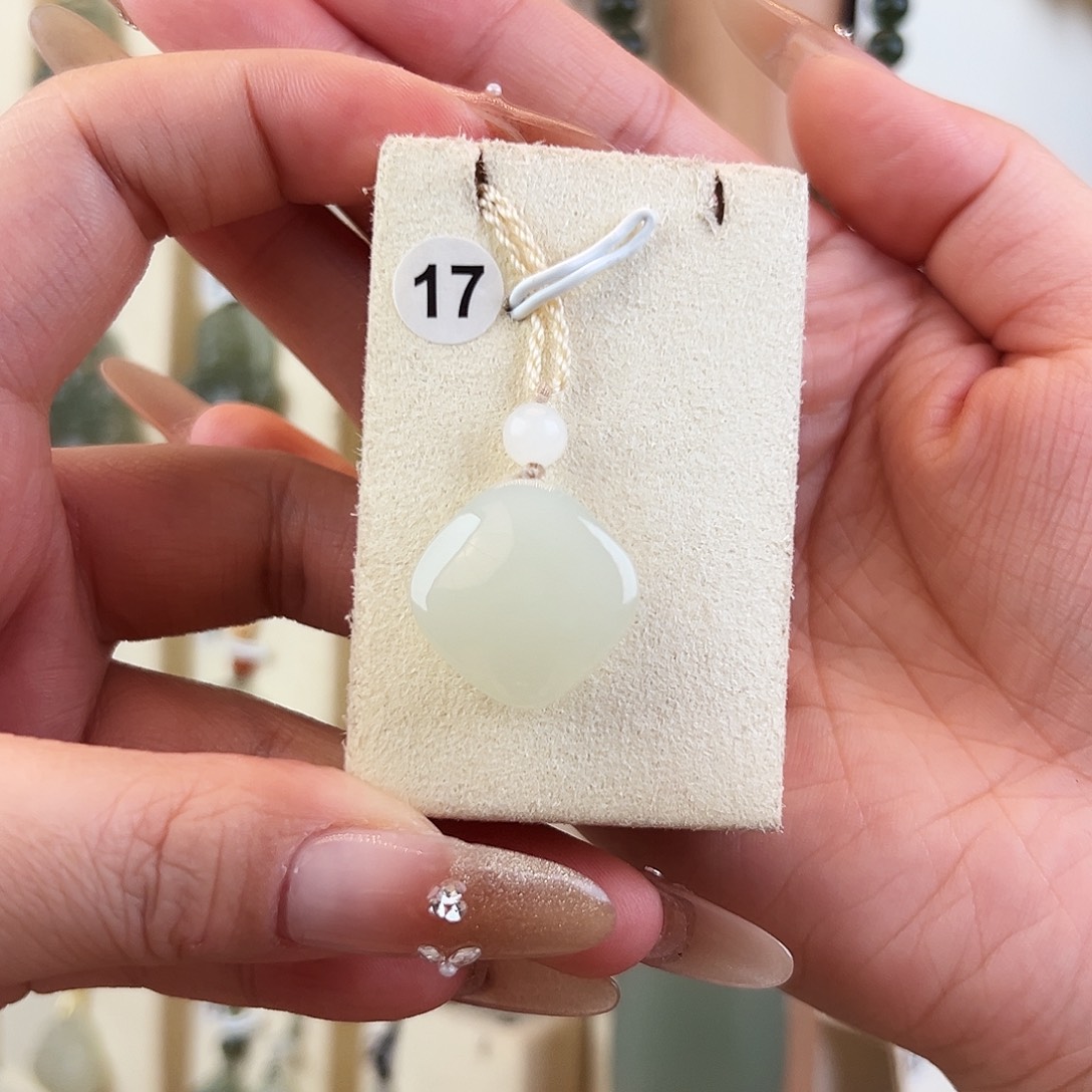 和田玉未镶嵌吊坠(赠链)