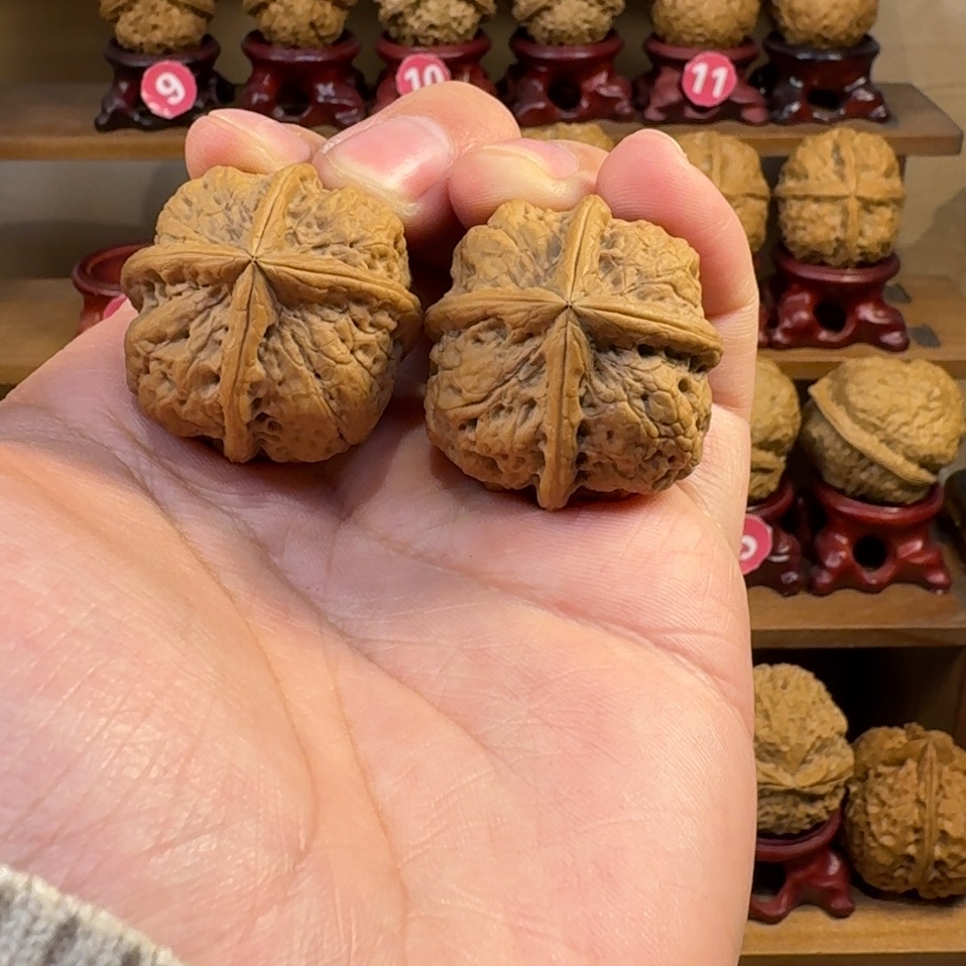 X***Z铁核桃把件骰子四棱