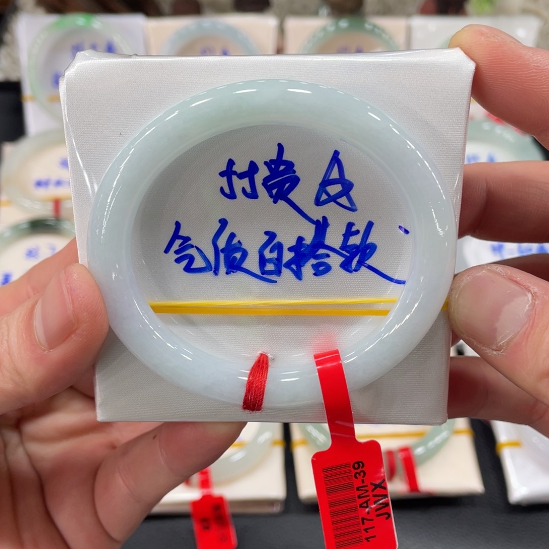 翡翠手镯未镶嵌翡翠