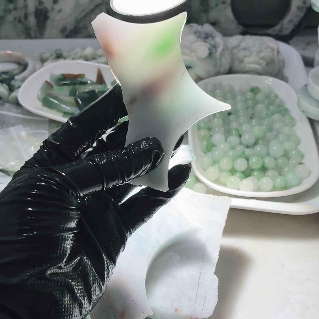 翡翠未镶嵌颈饰边角料