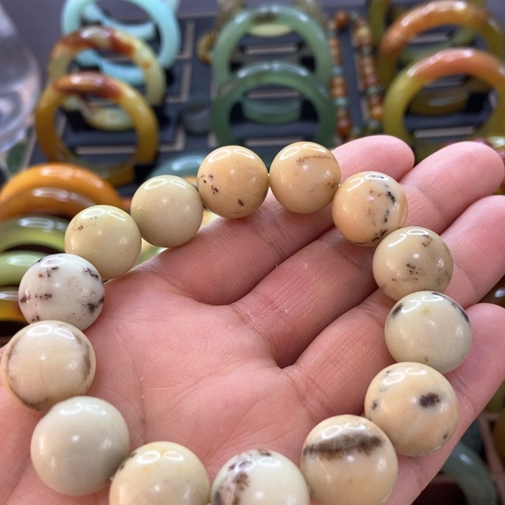 蛇纹石玉手镯未镶嵌