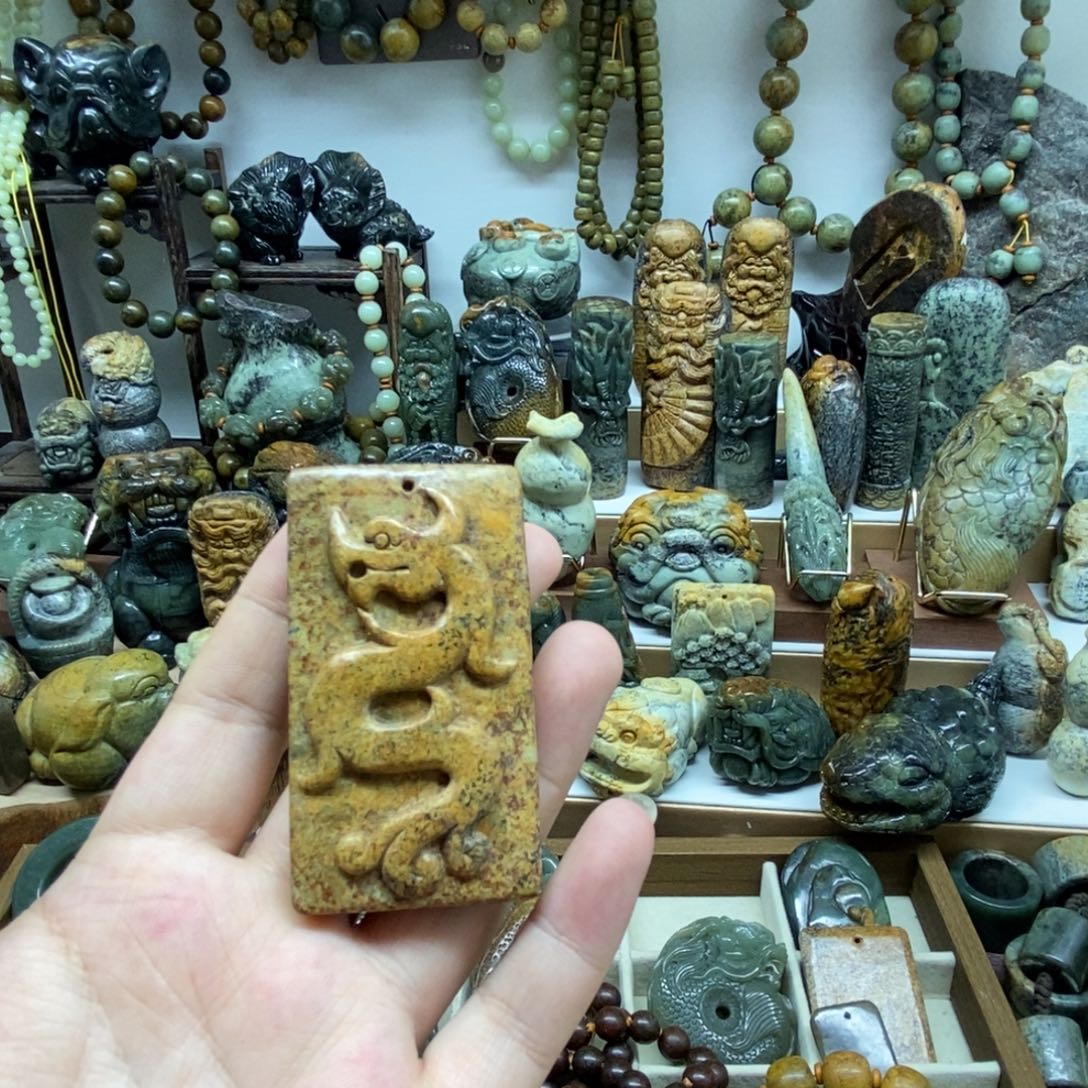 未镶嵌岫岩河磨玉（透闪石质玉）把件