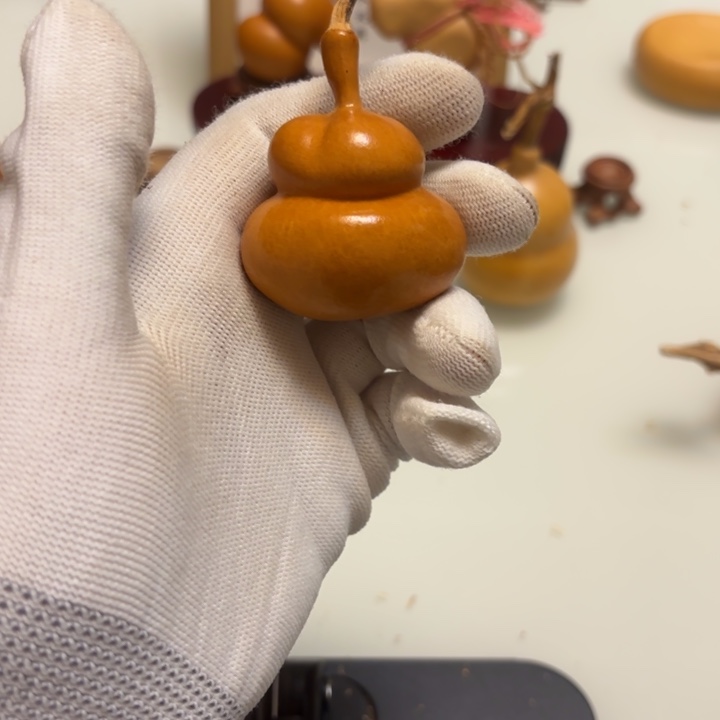 诸***葛天然手捻老皮葫芦