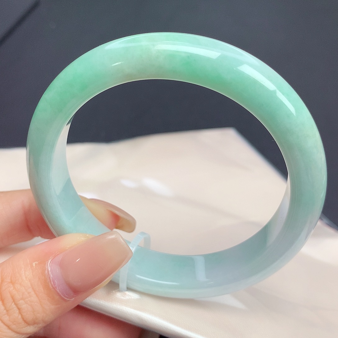 翡翠手镯未镶嵌55圈口