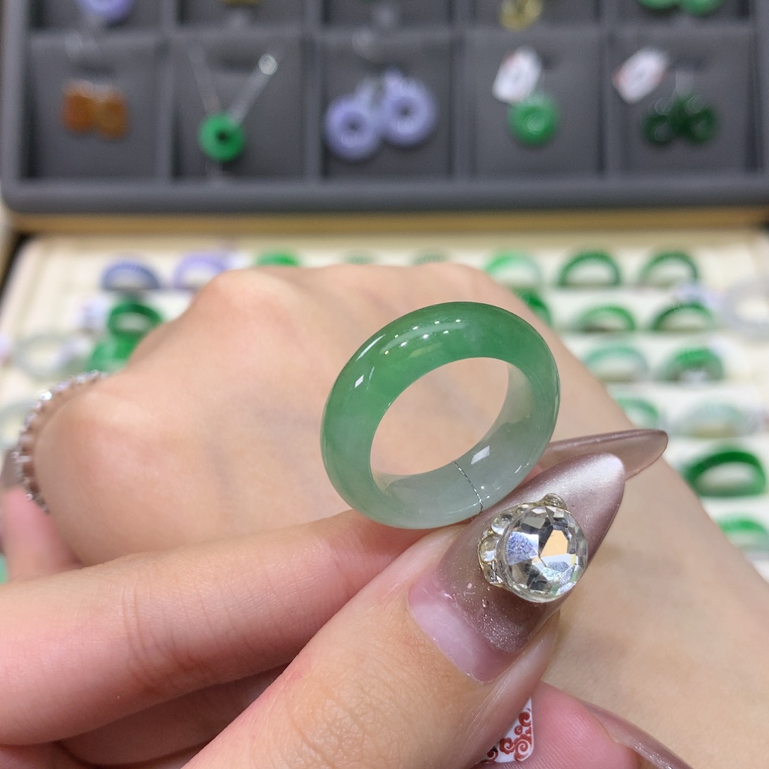 翡翠戒指未镶嵌半山半水