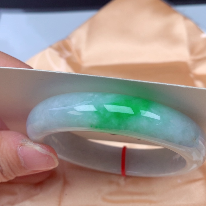 翡翠手镯未镶嵌翡翠