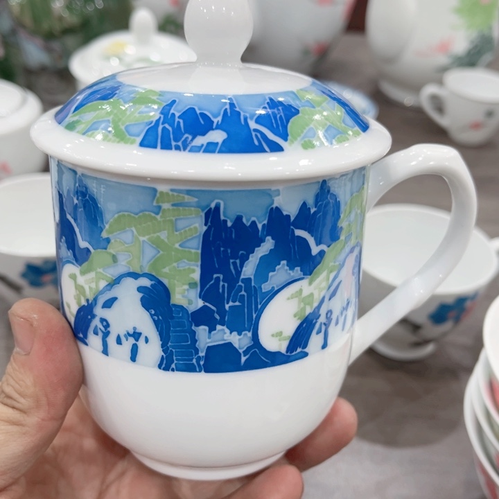 碟釉下五彩的瓷器在瓷器