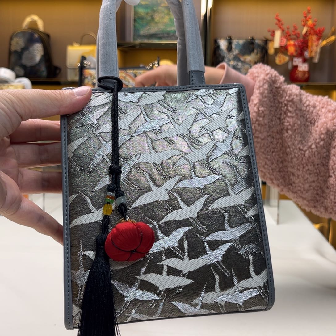 V***e织绣高定浮力大漏