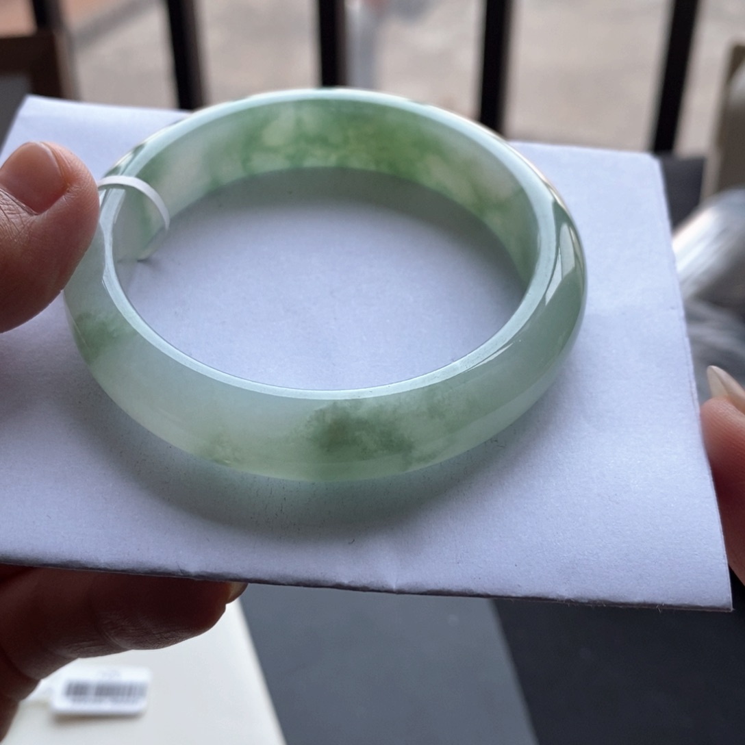 翡翠手镯未镶嵌翡翠