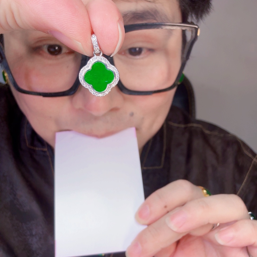 翡翠未镶嵌颈饰一件