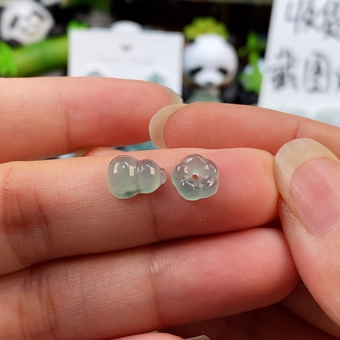 翡翠未镶嵌颈饰葫芦小花