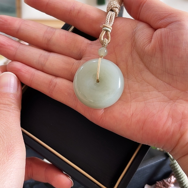 泡***芙和田玉未镶嵌颈饰