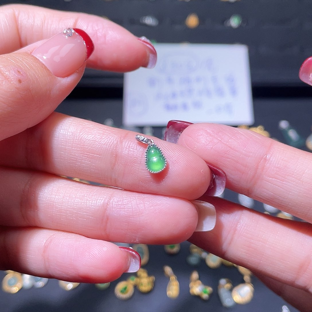 翡翠颈饰18K金镶嵌吊坠