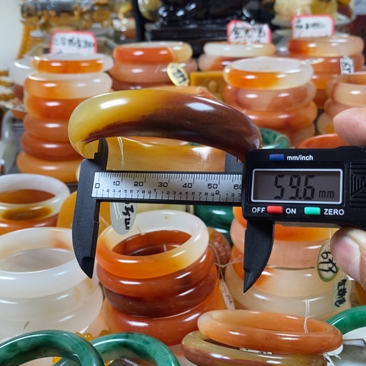 石英质玉（黄龙玉）颈饰合金