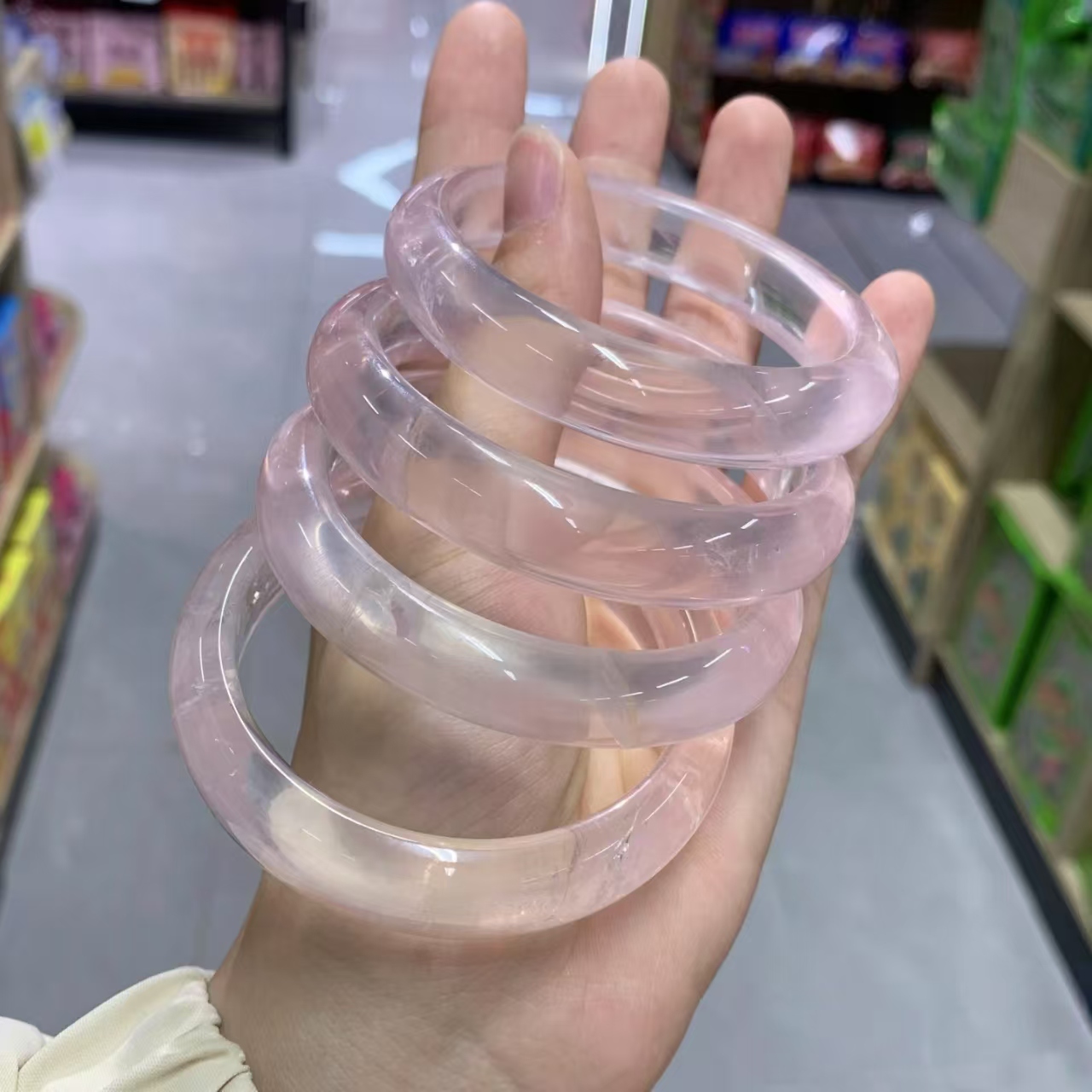 天然粉晶手镯冰透感粉水晶手镯樱花粉水晶招桃花旺（直播间下单）