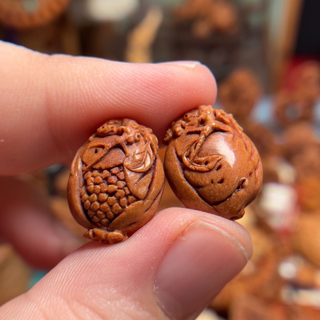 桃核雕刻寿桃或石榴