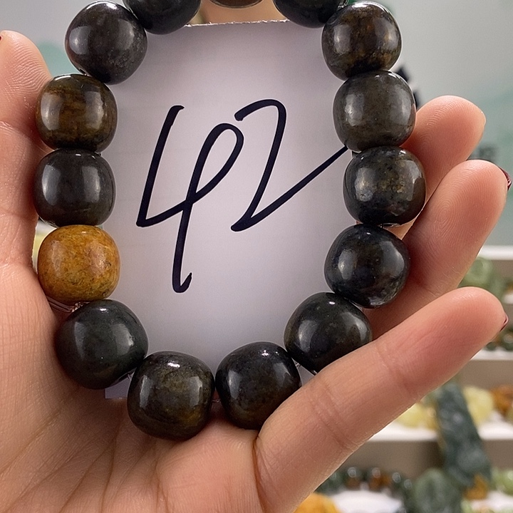 透闪石质玉手链未镶嵌有瑕