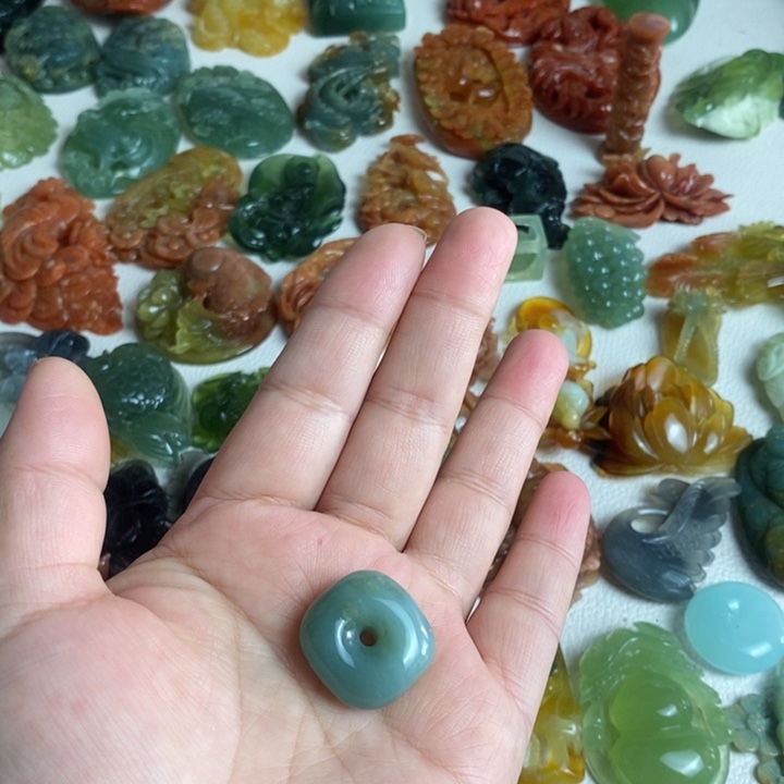 蛇纹石玉颈饰未镶嵌