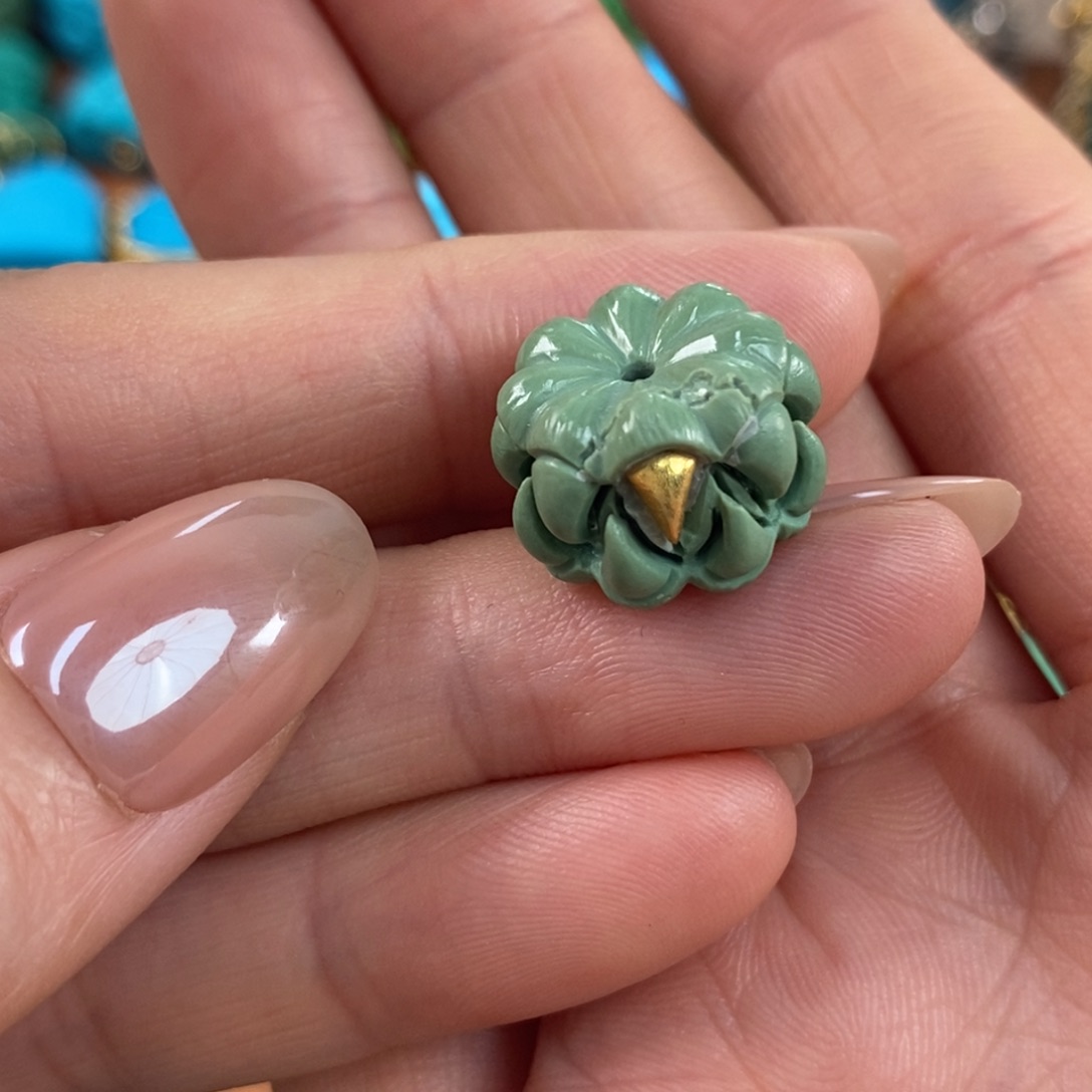 绿松石未镶嵌。吞噬