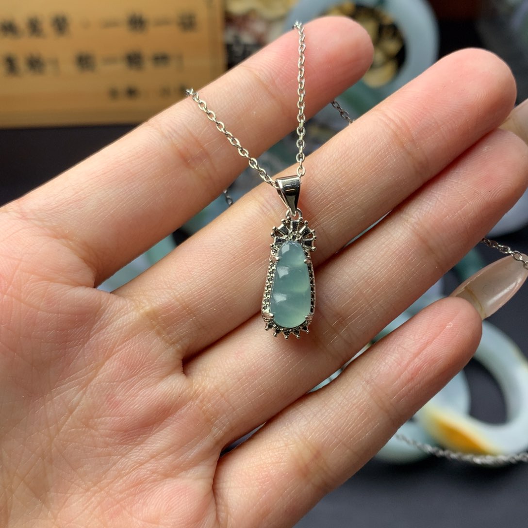 翡翠未镶嵌颈饰多样性