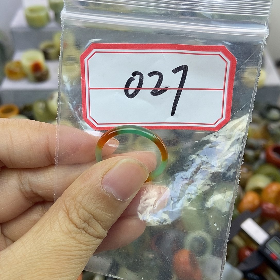 女***头蛇纹石玉未镶嵌戒指