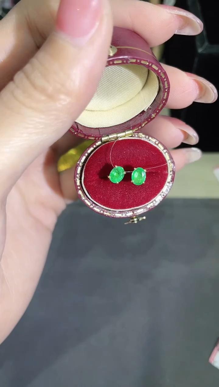 18K金镶嵌天然祖母绿耳饰 约1ct