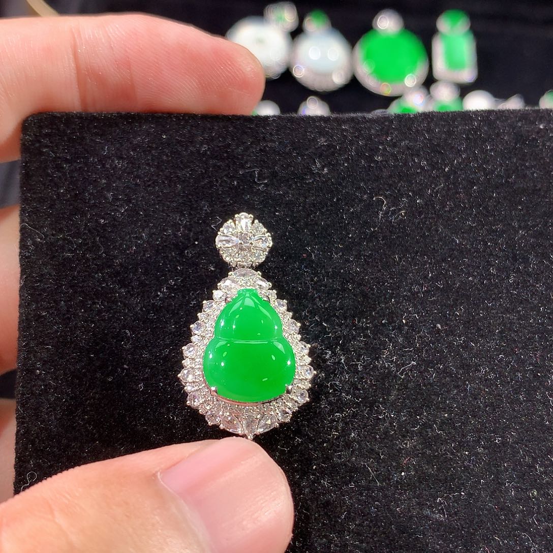 翡翠18K金镶嵌颈饰