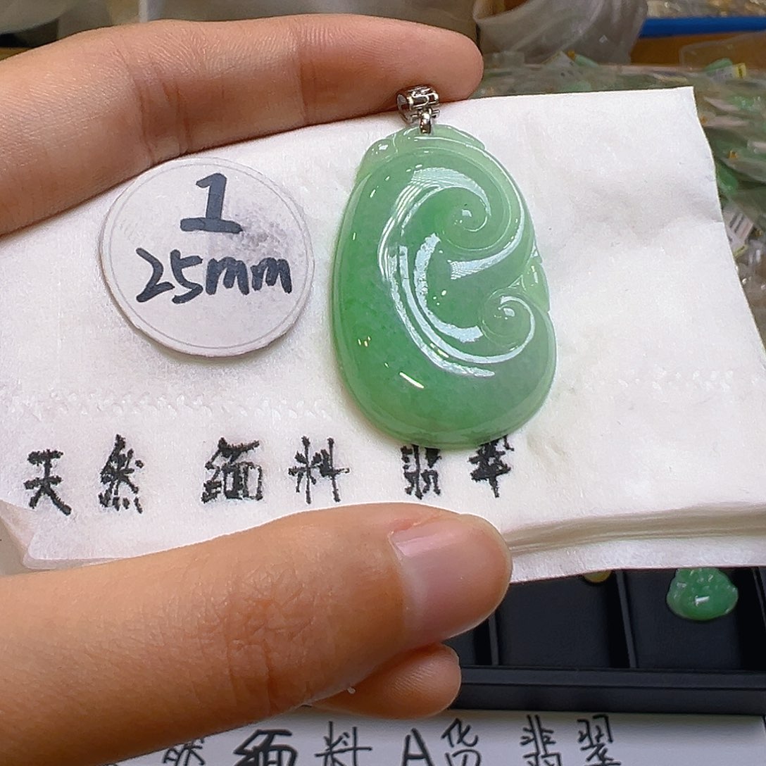 翡翠颈饰18K金镶嵌翡翠