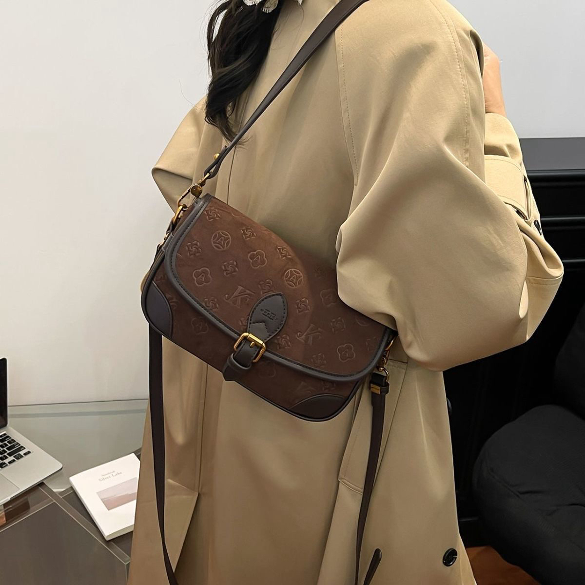 高级包包腋下秋冬新款百搭时尚斜挎包单肩小方包洋气法棍包小众女