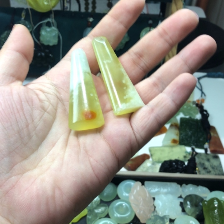 蛇纹石玉未镶嵌颈饰