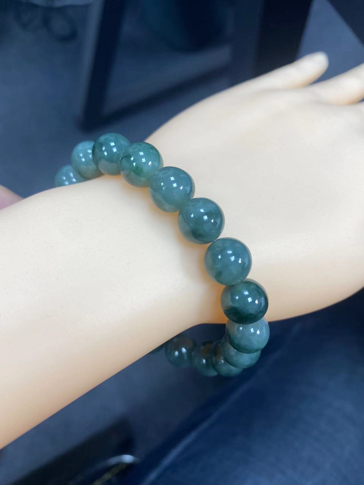 天然翡翠a货绿底色带蓝花19颗手串卡9+