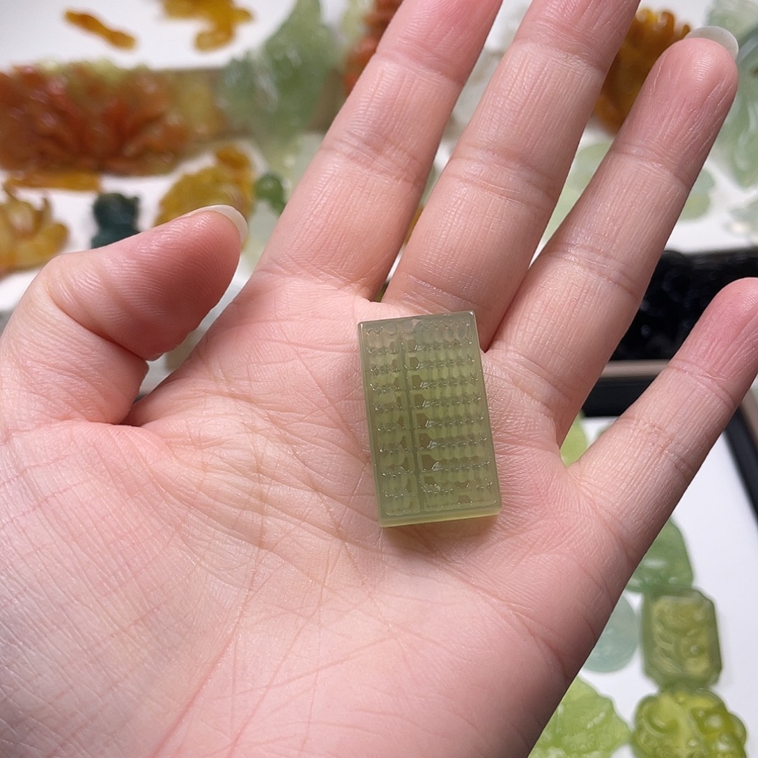 云***上蛇纹石玉未镶嵌颈饰