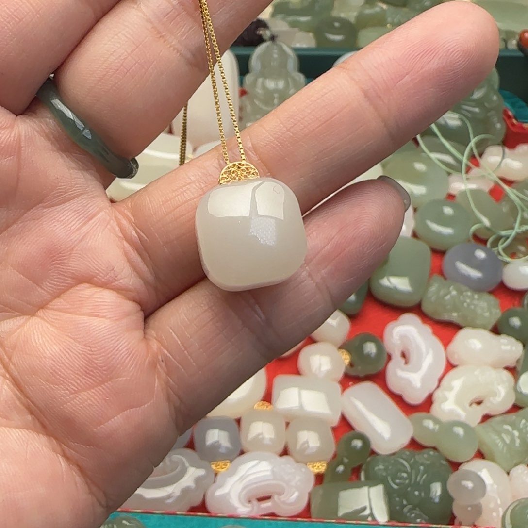 和田玉颈饰未镶嵌慢****糕