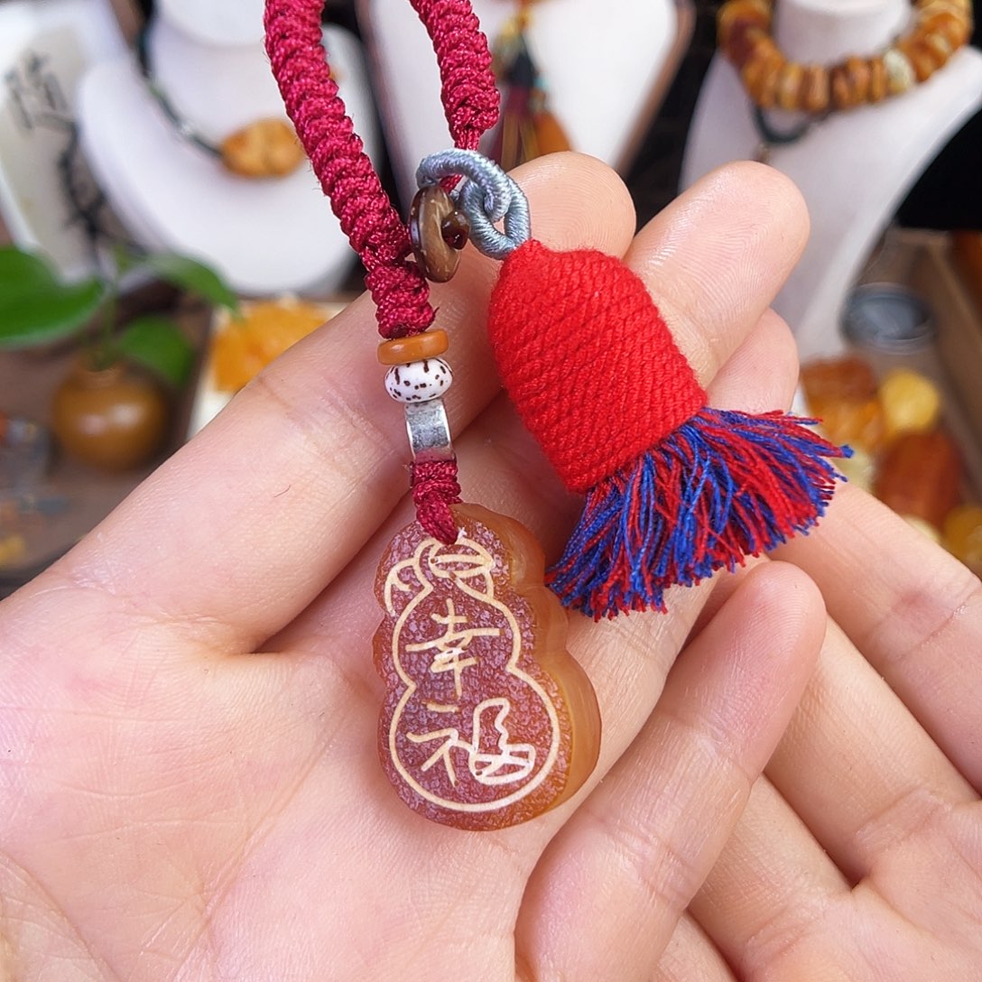 琥珀珠宝奇石未镶嵌。