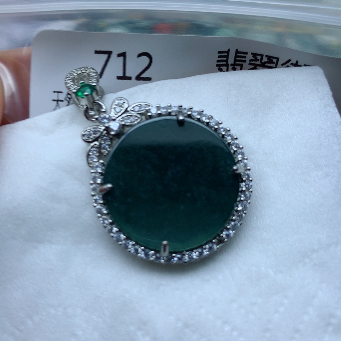 翡翠颈饰未镶嵌手串