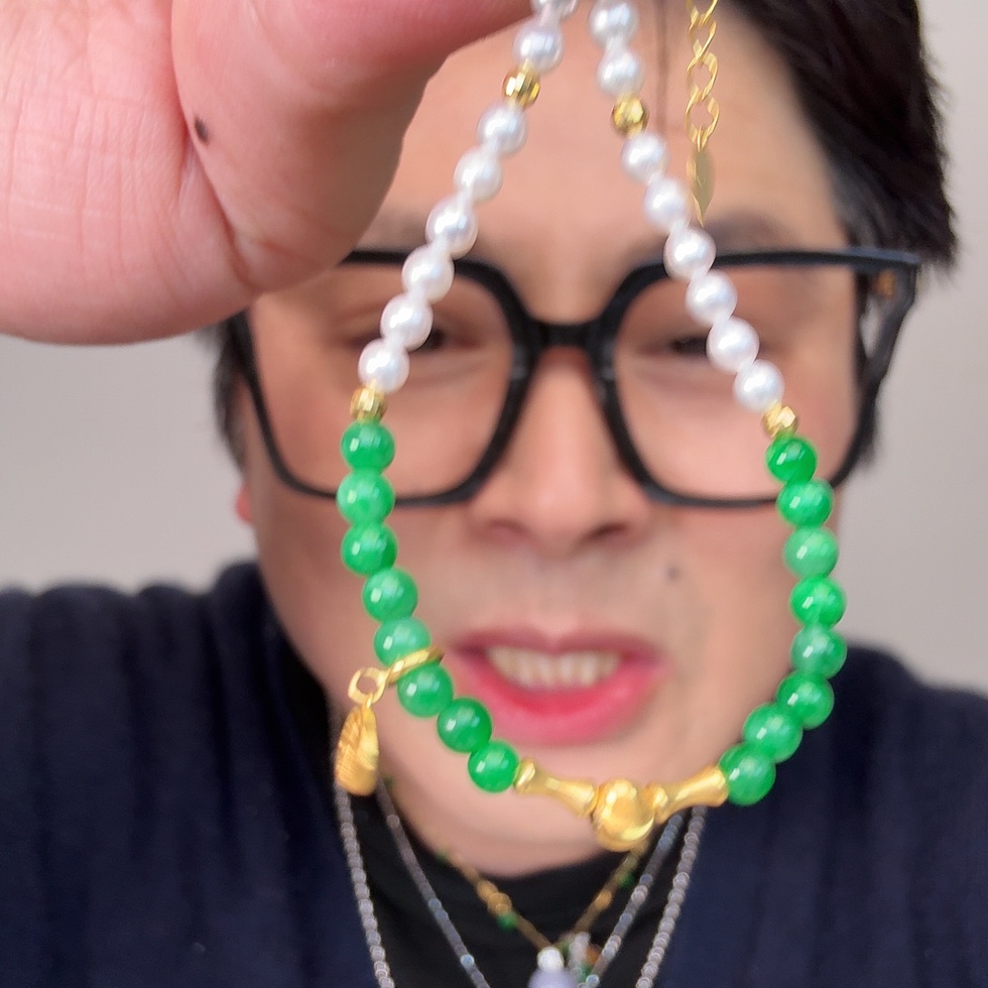 翡翠18K金镶嵌颈饰一件