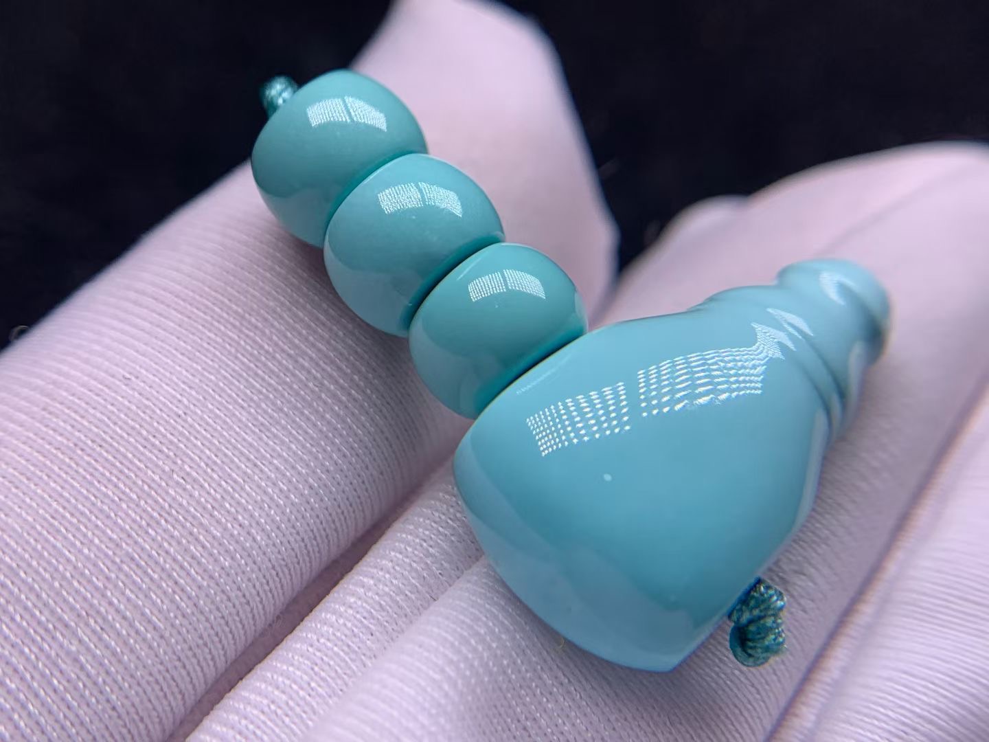 瓷釉级高瓷蓝精美绿松石三件套套装，瓷高料润，品相干净，配串精致