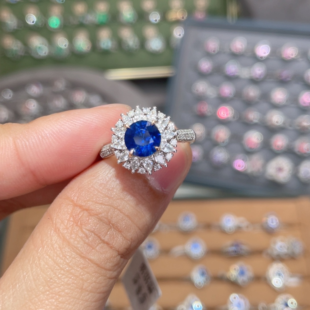 蓝宝石戒指18K金镶嵌1.6ct 皇家蓝
