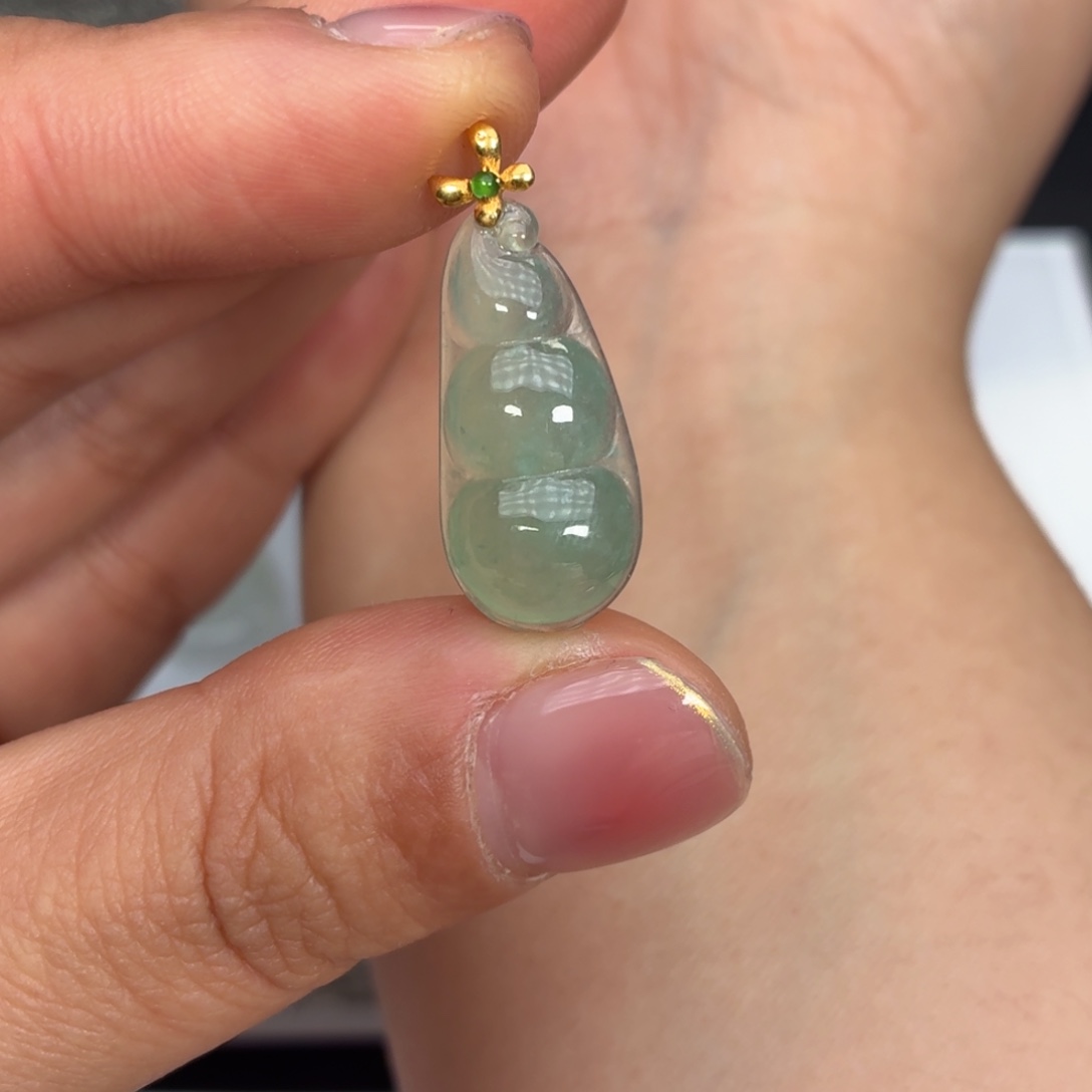 翡翠18K金镶嵌颈饰绿豆子