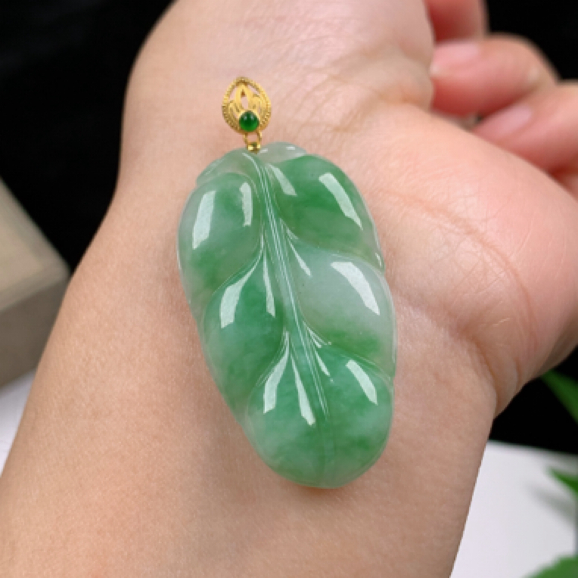 天然翡翠A货18k金扣镶嵌冰润细腻飘绿叶子玉坠吊坠