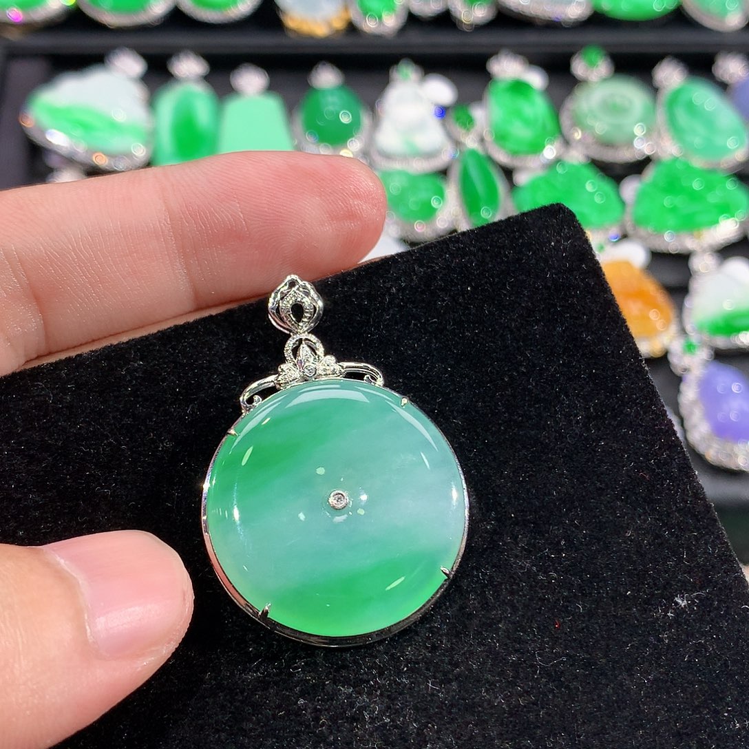 翡翠18K金镶嵌颈饰