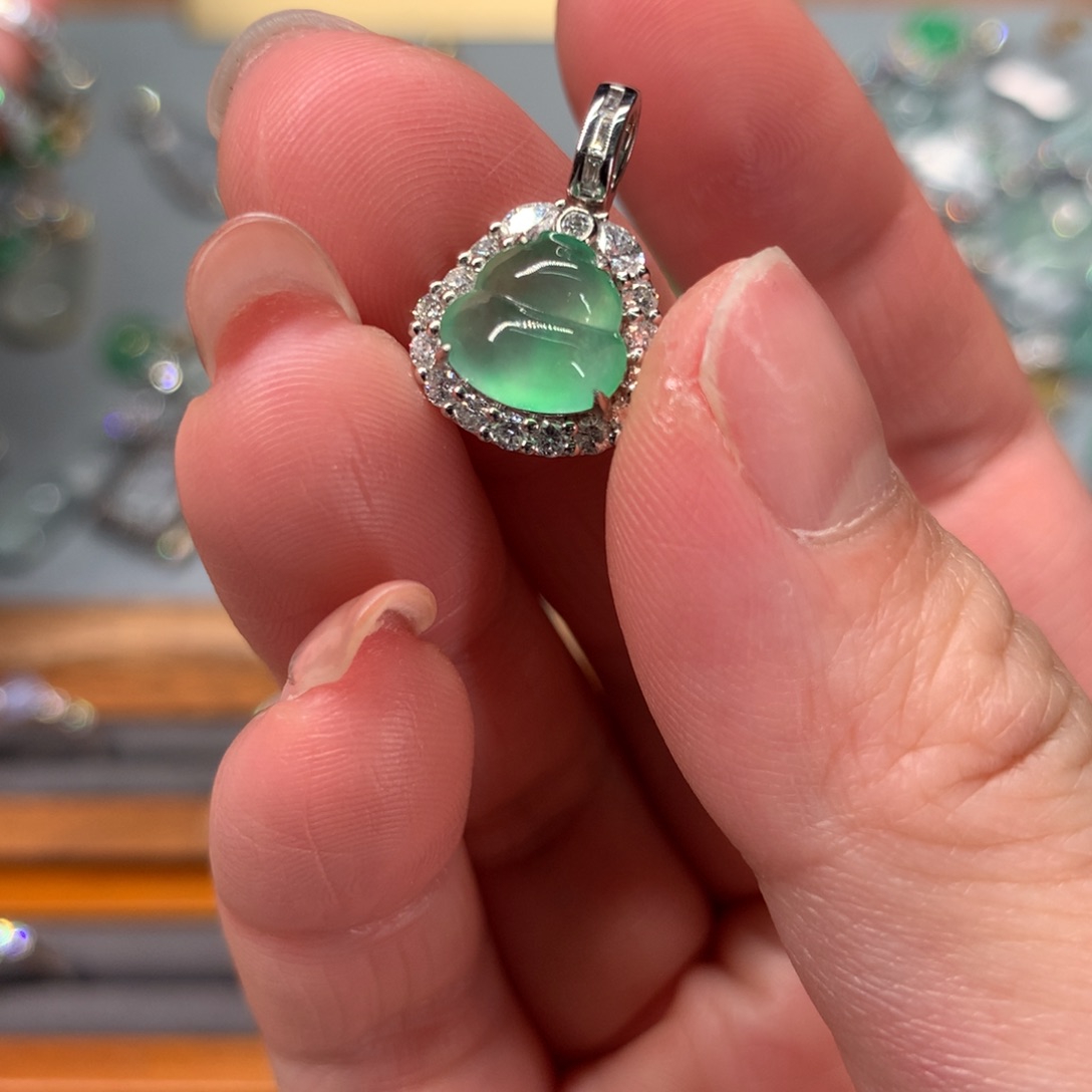 翡翠18K金镶嵌颈饰吊坠