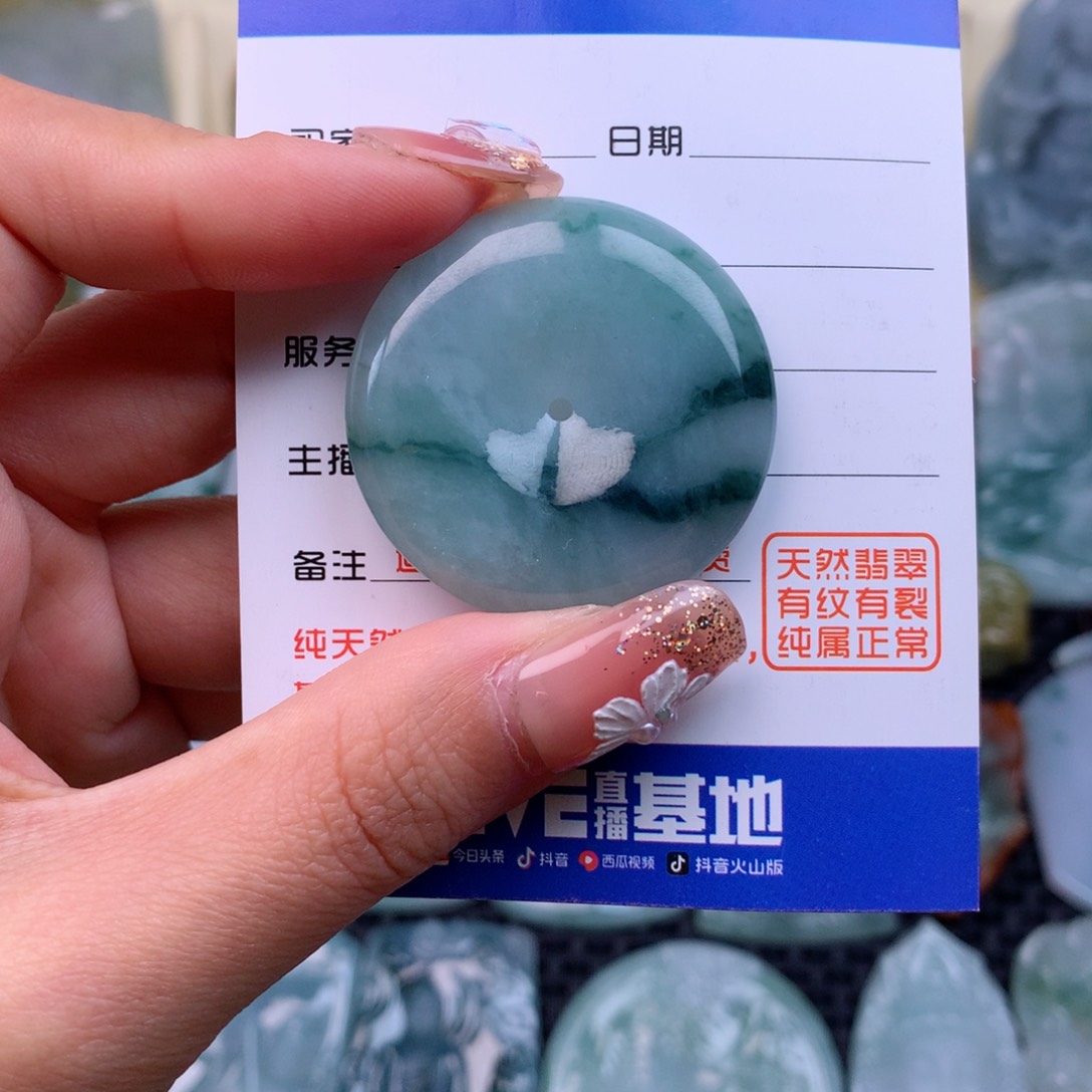翡翠颈饰未镶嵌平安扣