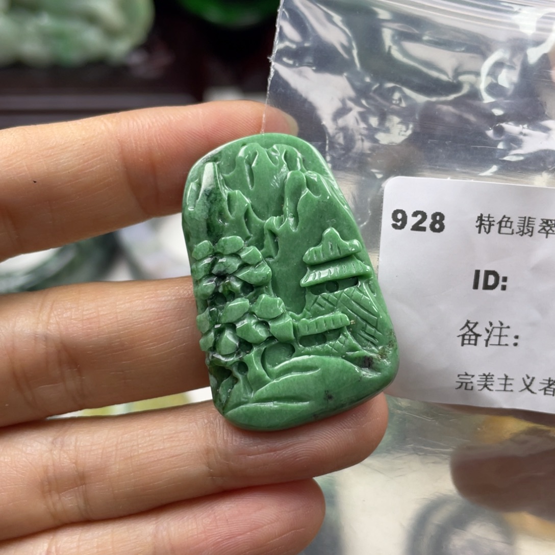 雅***道翡翠未镶嵌颈饰牌子