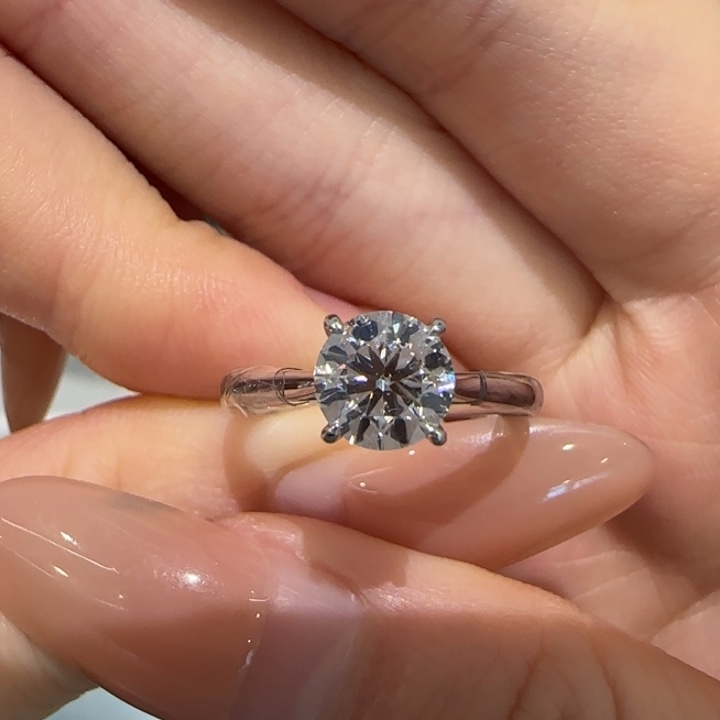 铂Pt950镶嵌实验室培育钻石1卡经典四爪