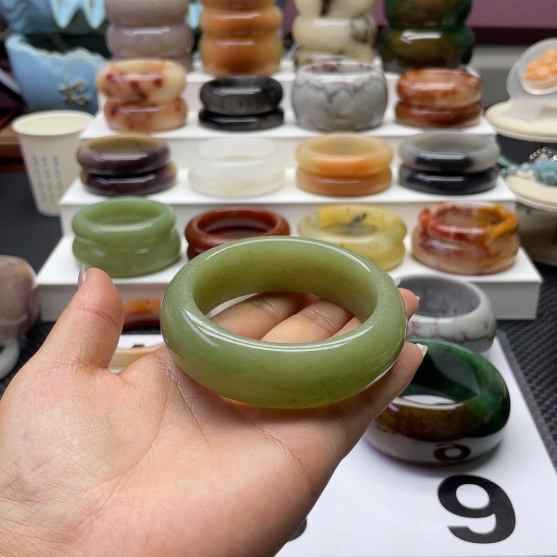 石英质玉手镯未镶嵌小*哥