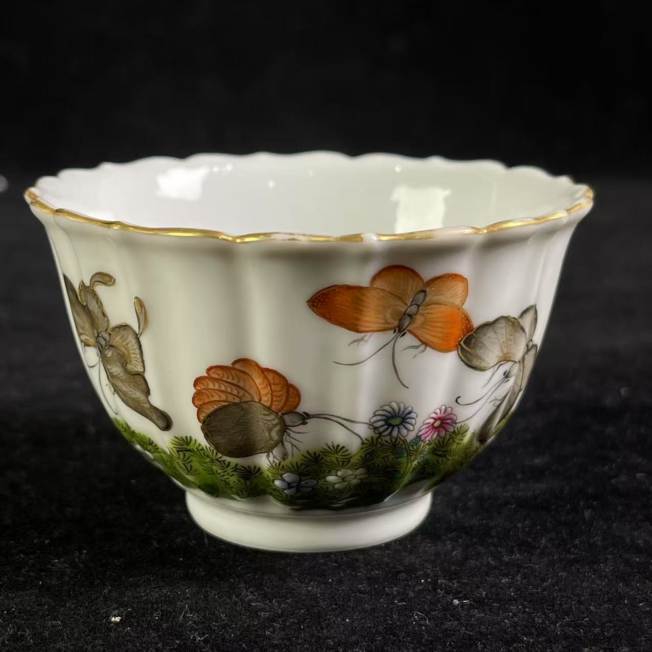 Y粉彩蝶恋花纹葵口杯