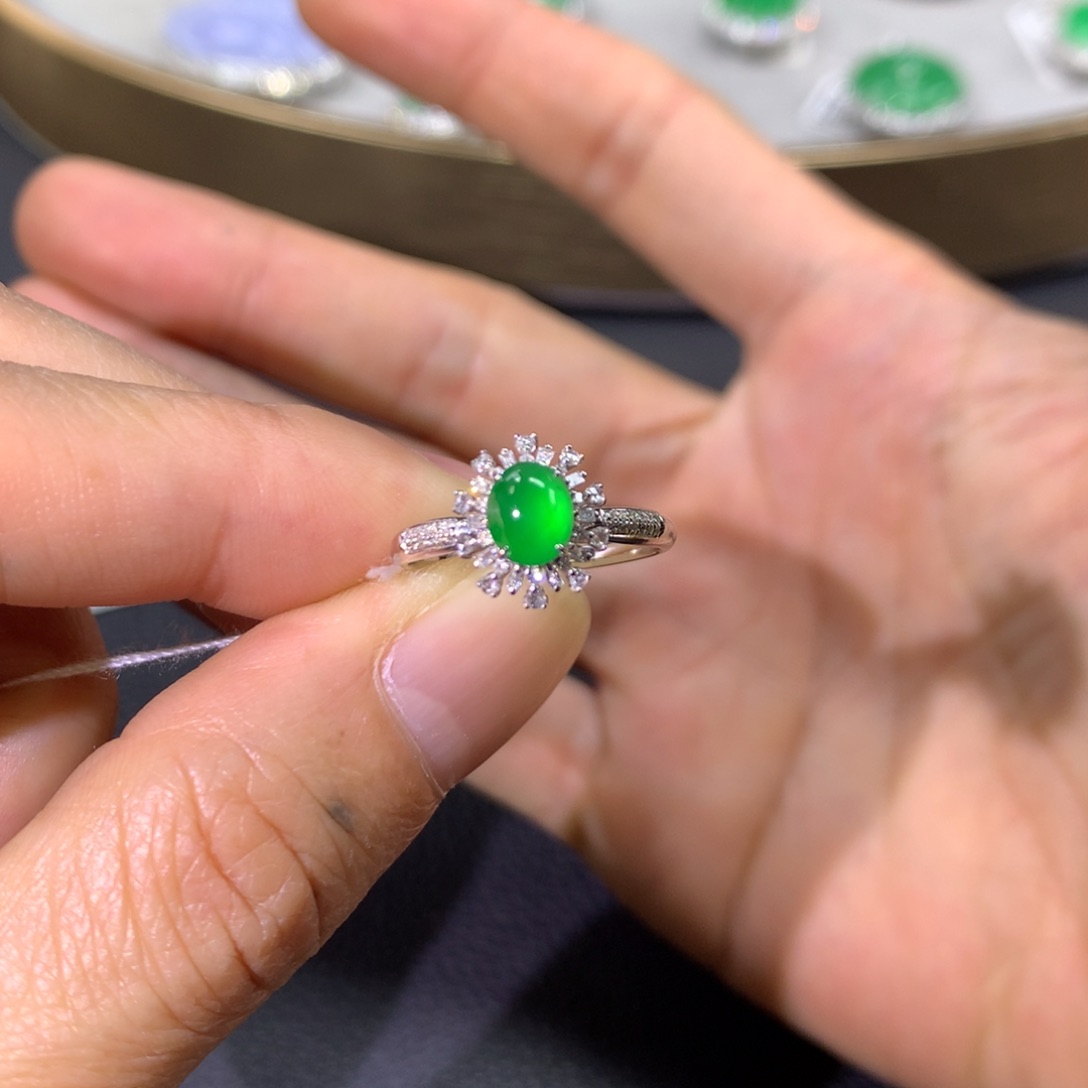 翡翠戒指18K金镶嵌翡翠